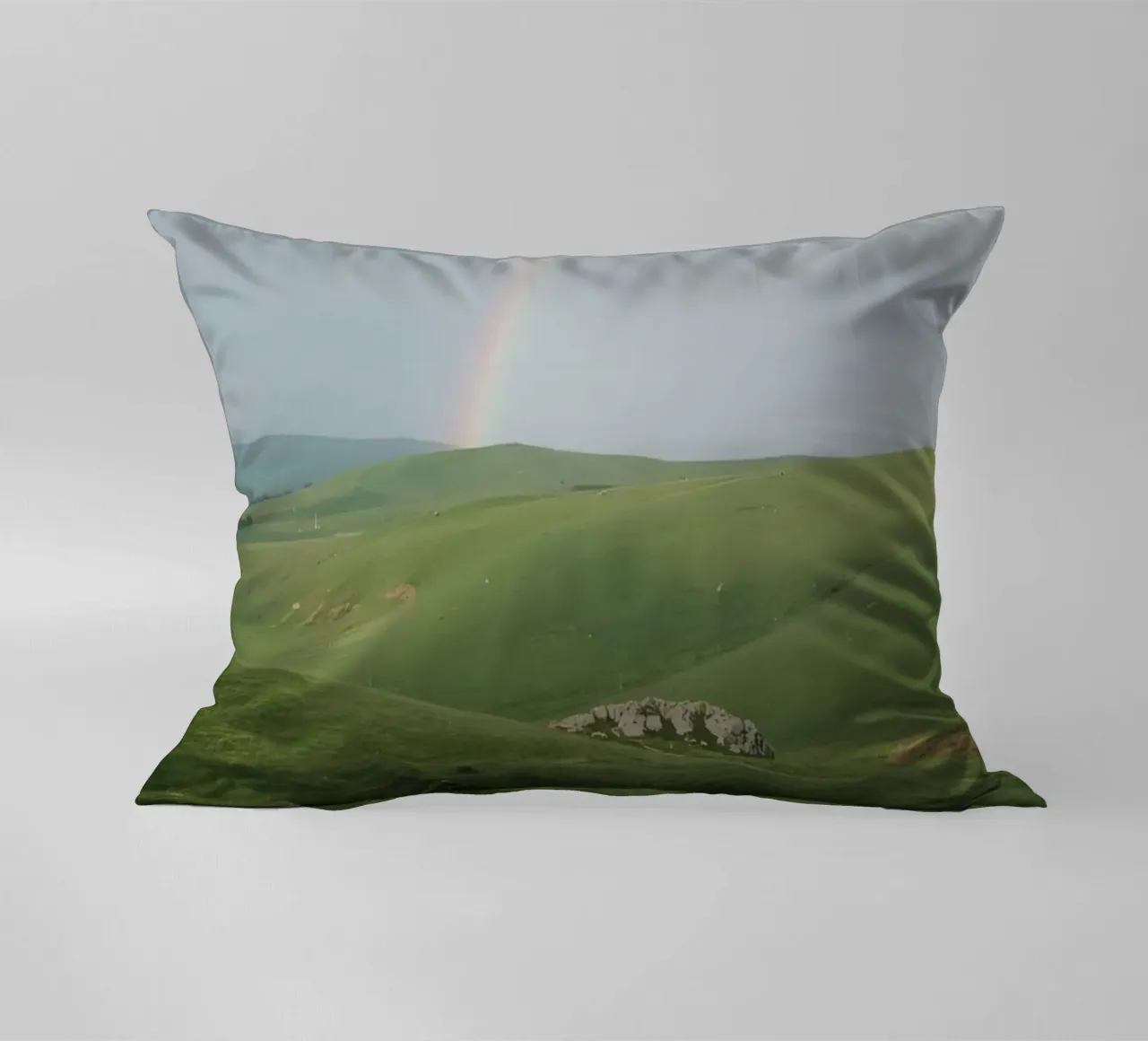 Colline verdi con arcobaleno e rocce cuscino da DesignDoodle