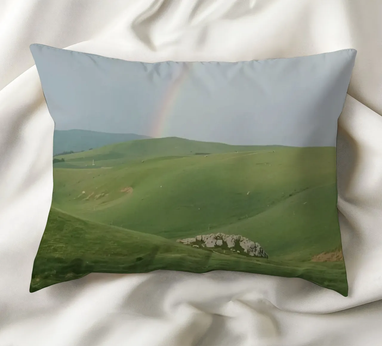 Colline verdi con arcobaleno e rocce cuscino da DesignDoodle