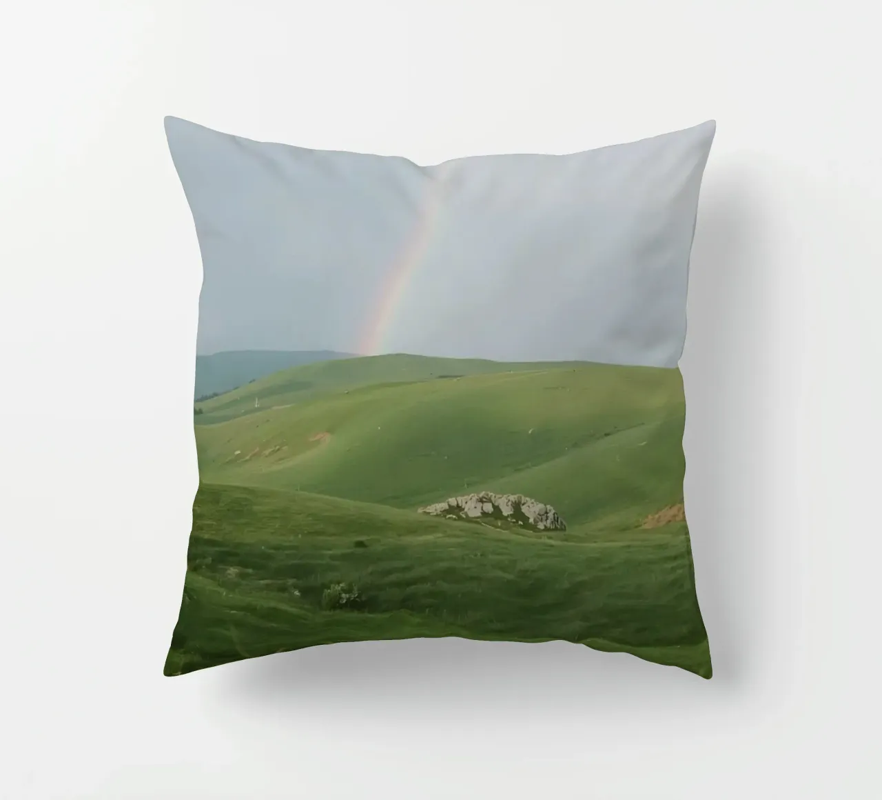 Colline verdi con arcobaleno e rocce cuscino da DesignDoodle