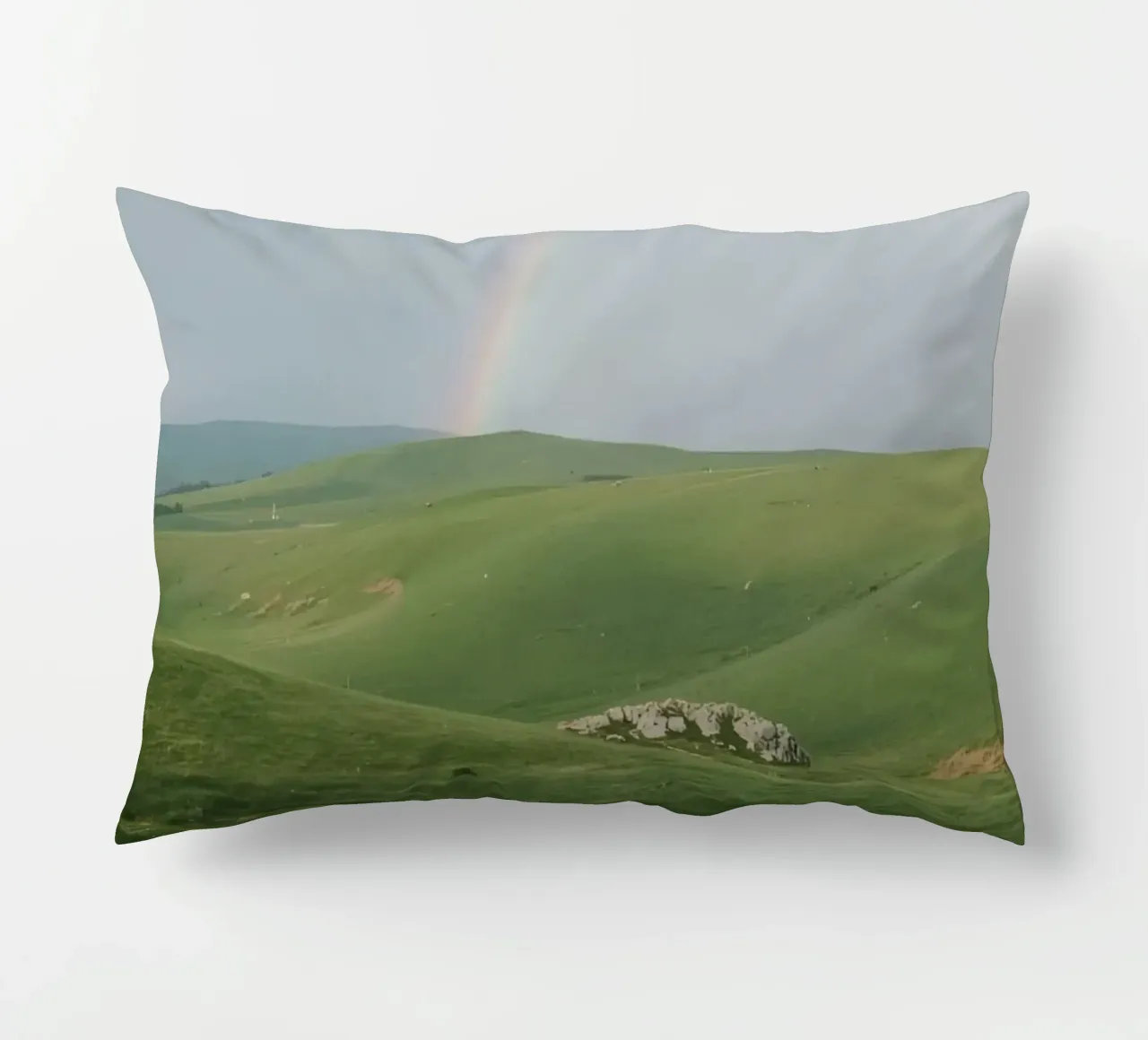 Colline verdi con arcobaleno e rocce cuscino da DesignDoodle