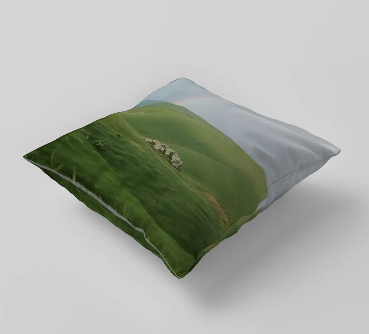 Colline verdi con arcobaleno e rocce cuscino da DesignDoodle