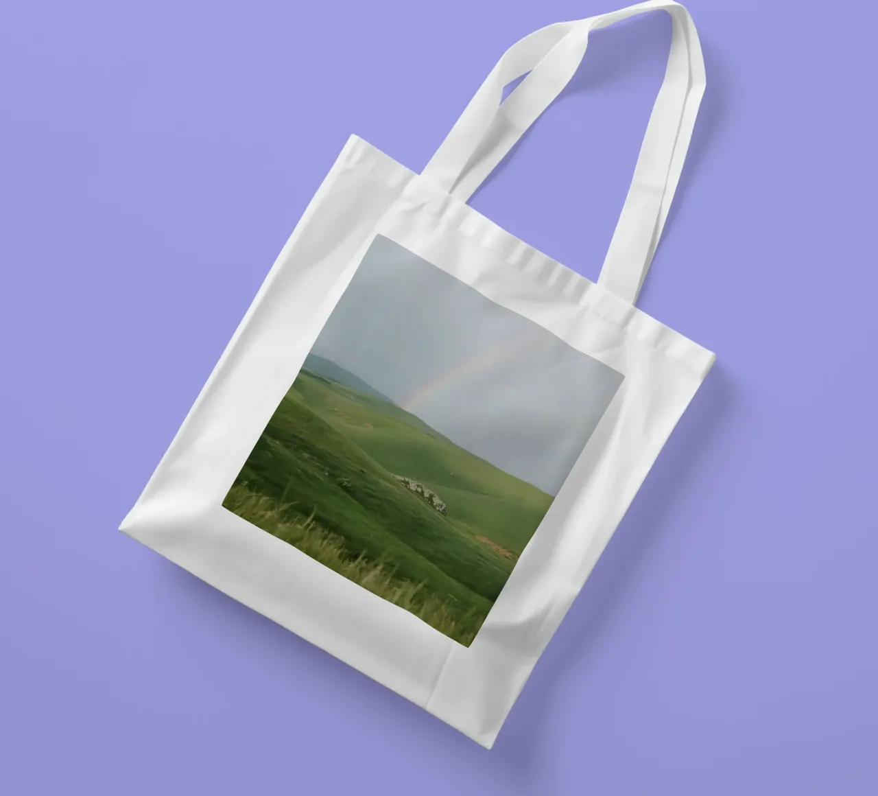 Colline verdi con arcobaleno e rocce borsa in juta da DesignDoodle