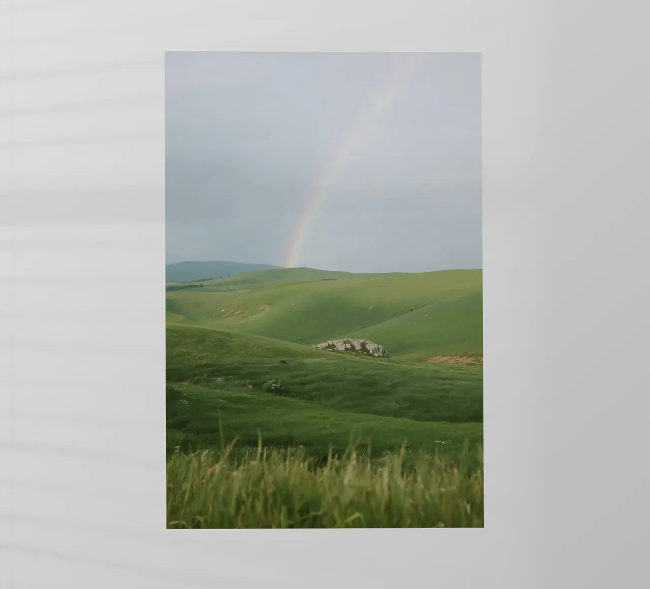 Colline verdi con arcobaleno e rocce pellicola backlit da DesignDoodle