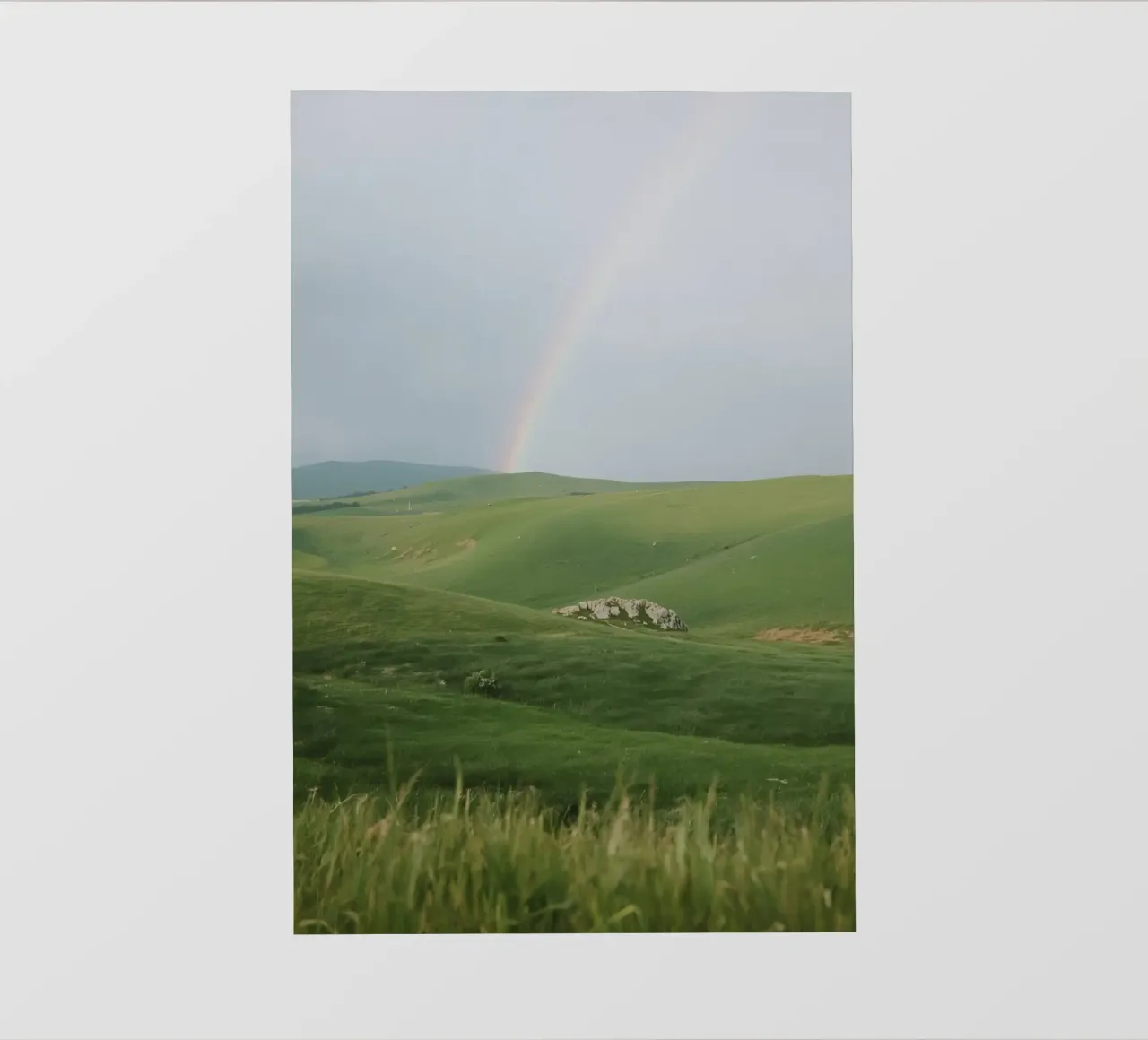 Colline verdi con arcobaleno e rocce pellicola backlit da DesignDoodle