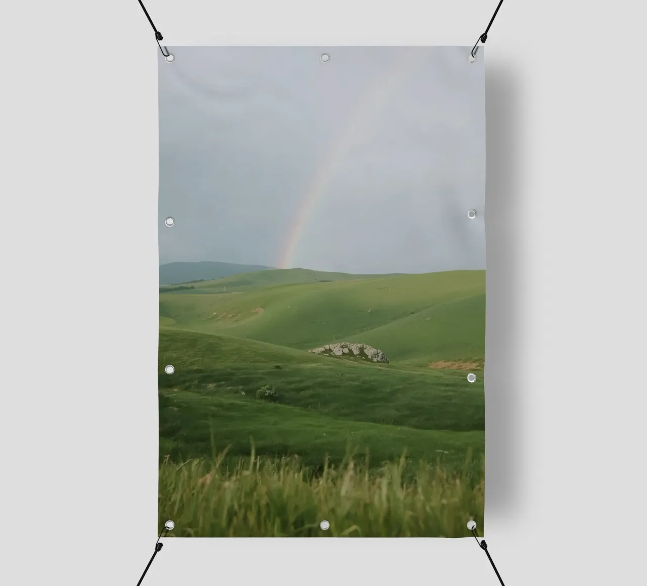 Colline verdi con arcobaleno e rocce telo in pvc da DesignDoodle