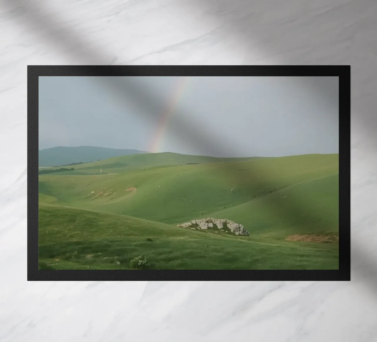 Colline verdi con arcobaleno e rocce zerbino da DesignDoodle