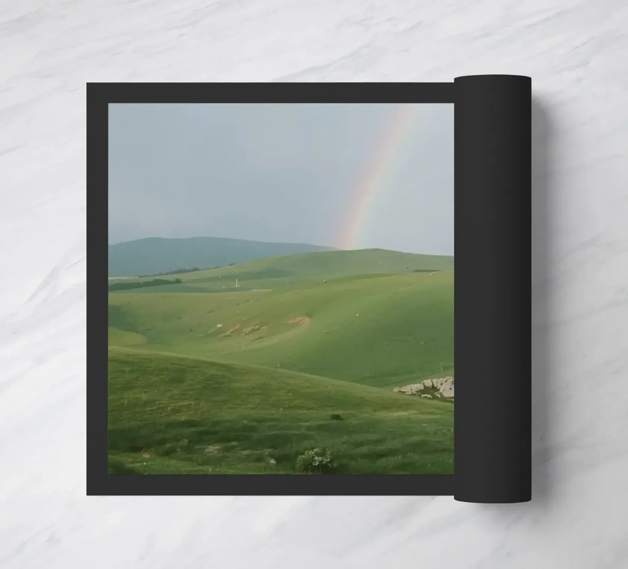 Colline verdi con arcobaleno e rocce zerbino da DesignDoodle