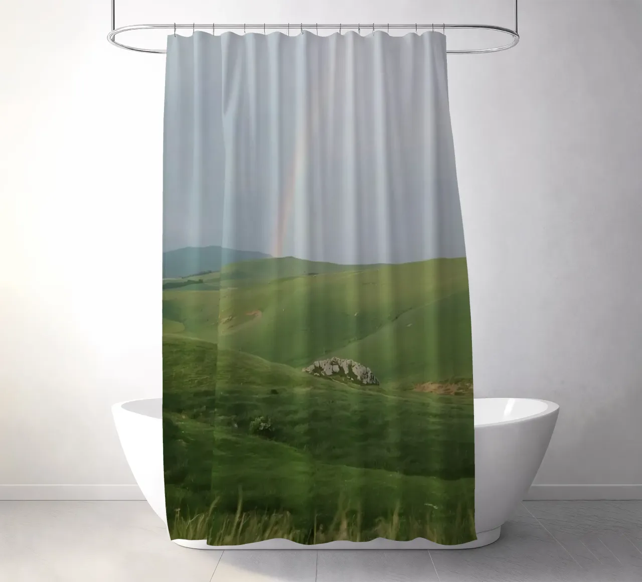 Colline verdi con arcobaleno e rocce tenda da doccia da DesignDoodle