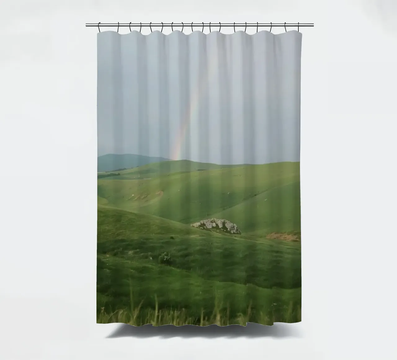 Colline verdi con arcobaleno e rocce tenda da doccia da DesignDoodle