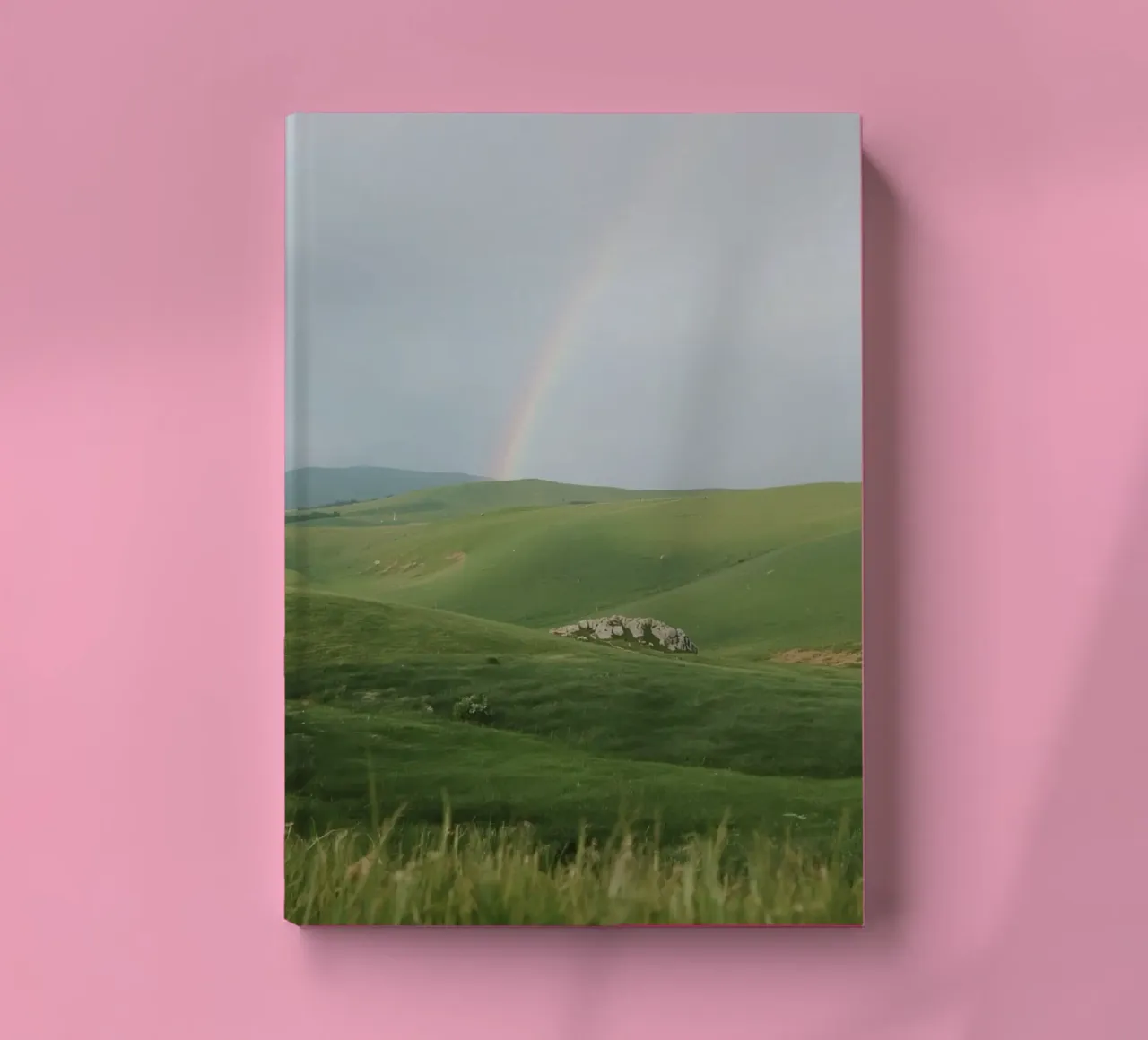 Colline verdi con arcobaleno e rocce diario da DesignDoodle