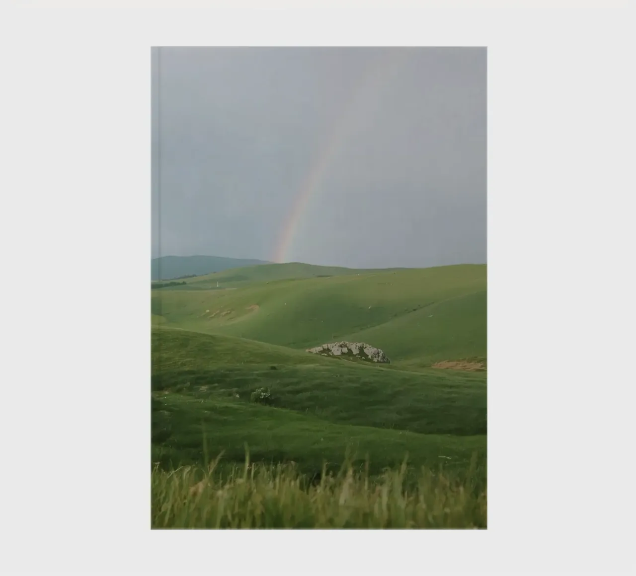 Colline verdi con arcobaleno e rocce diario da DesignDoodle