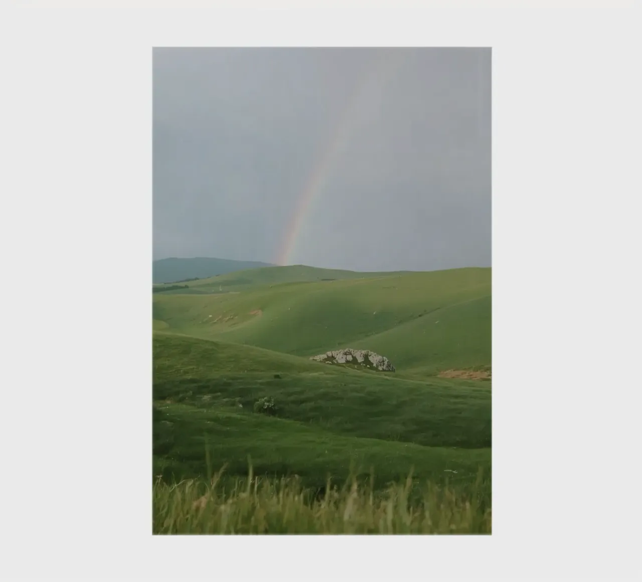 Colline verdi con arcobaleno e rocce diario da DesignDoodle