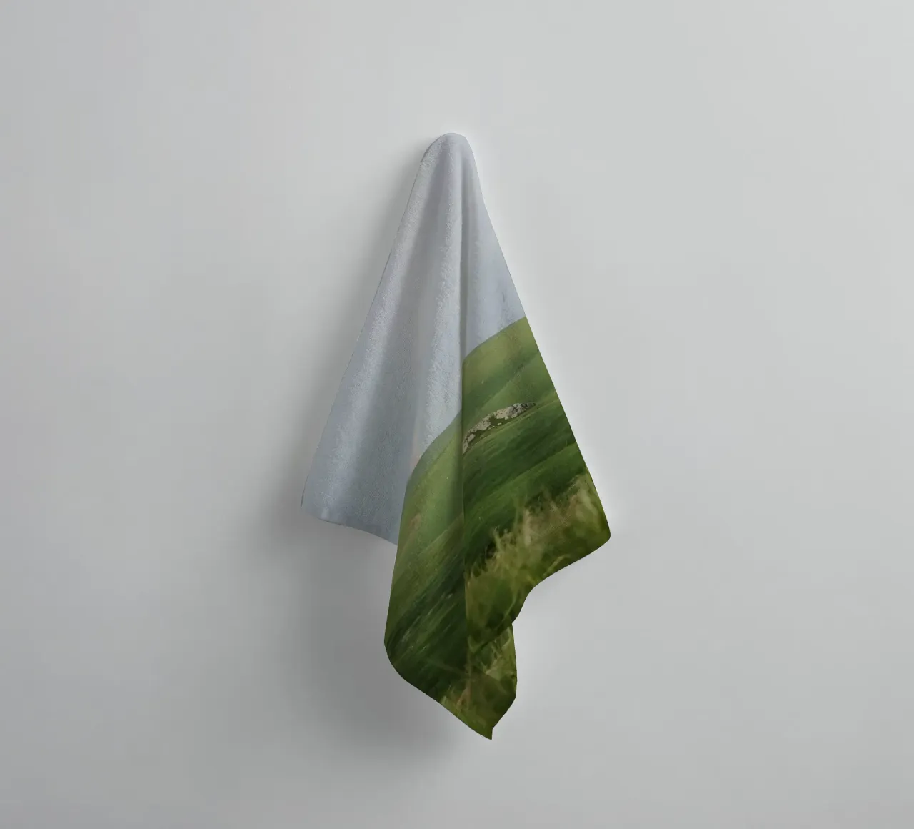Colline verdi con arcobaleno e rocce asciugamano da bagno da DesignDoodle