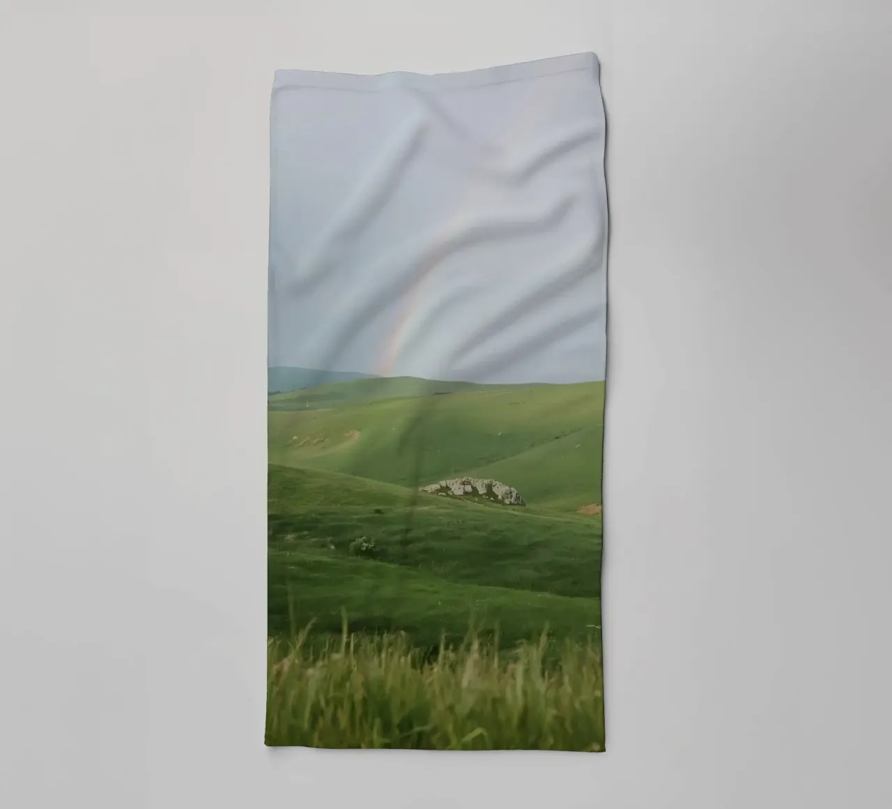 Colline verdi con arcobaleno e rocce asciugamano da bagno da DesignDoodle