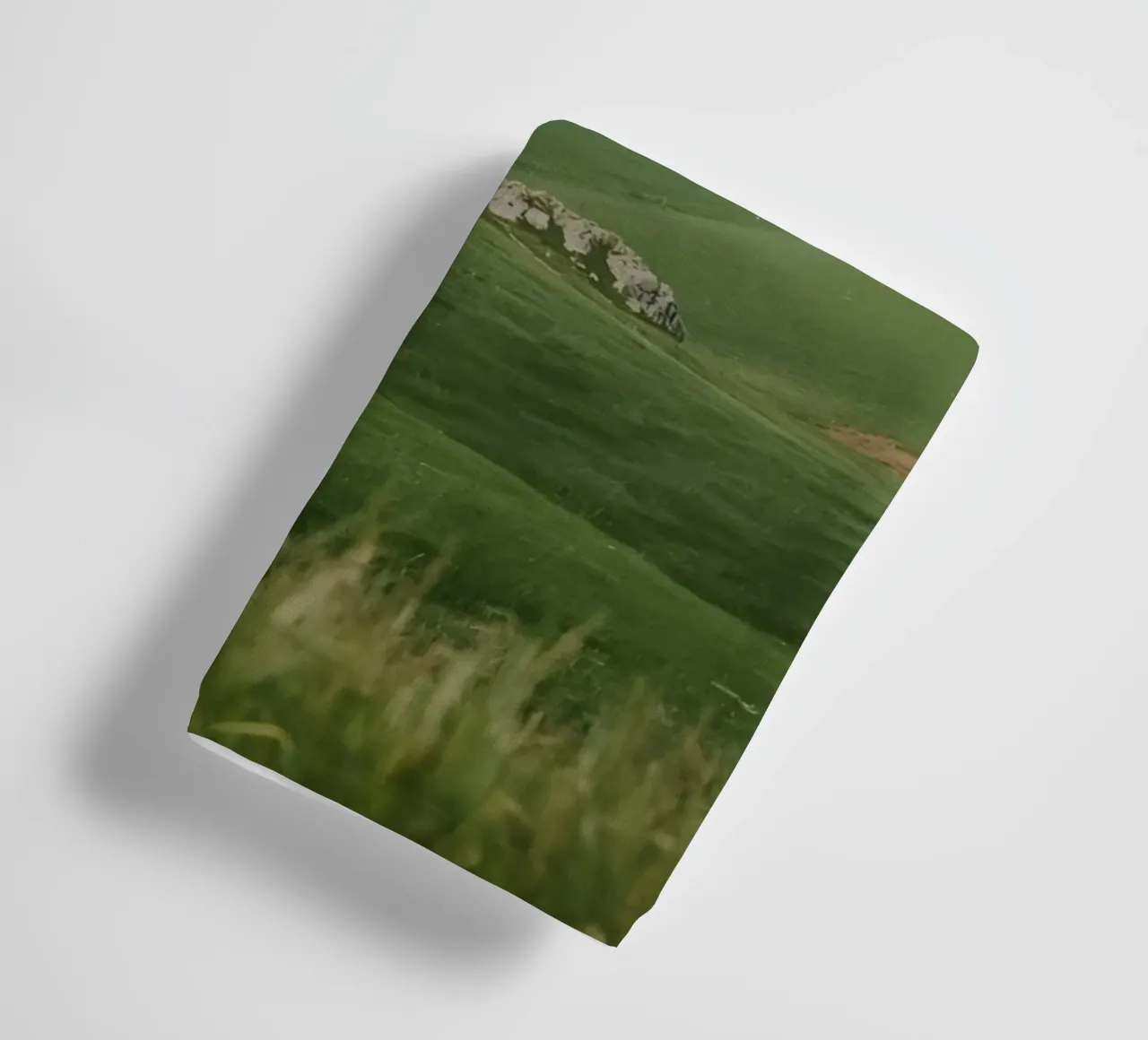 Colline verdi con arcobaleno e rocce asciugamano da bagno da DesignDoodle
