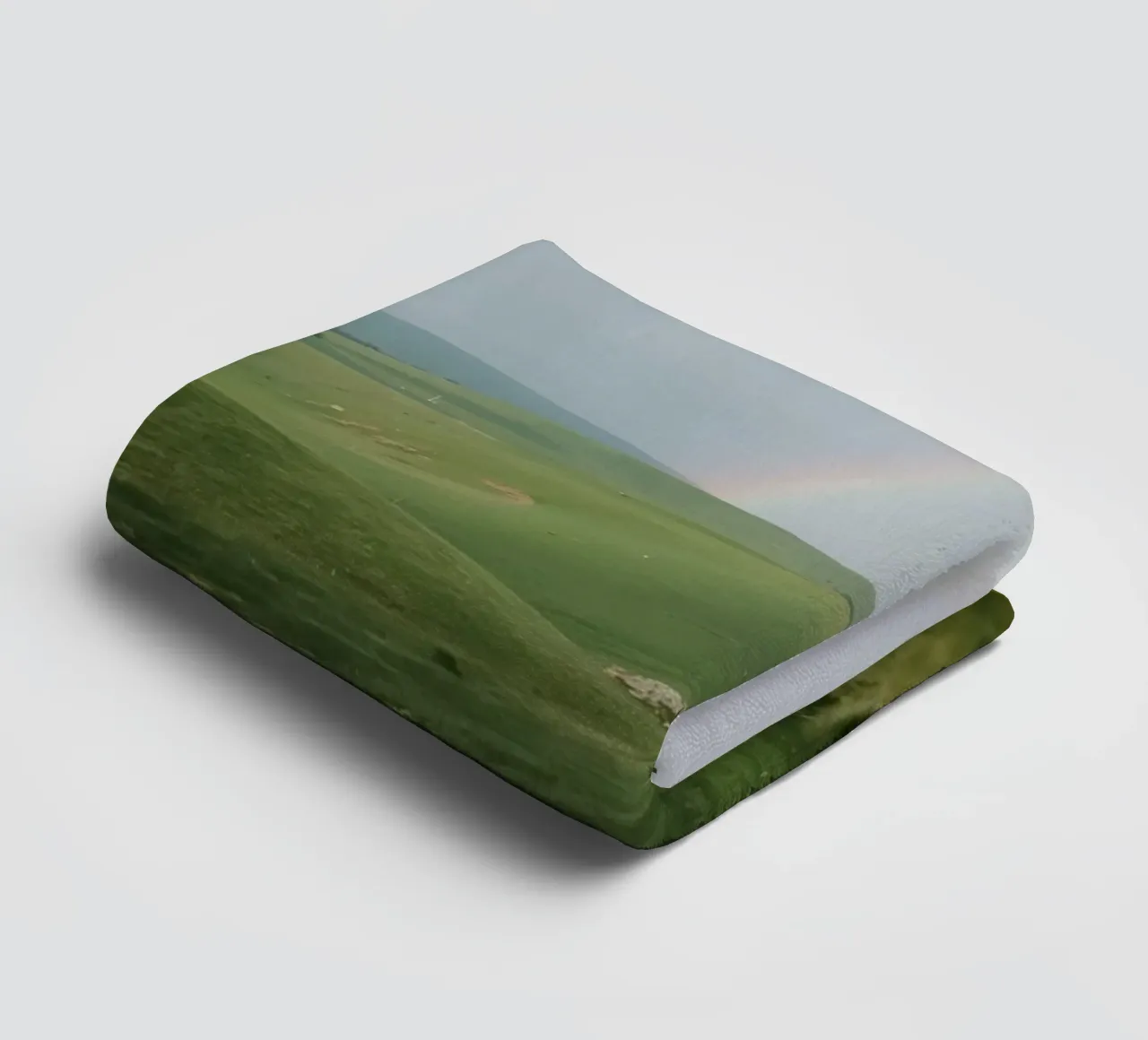 Colline verdi con arcobaleno e rocce asciugamano da bagno da DesignDoodle