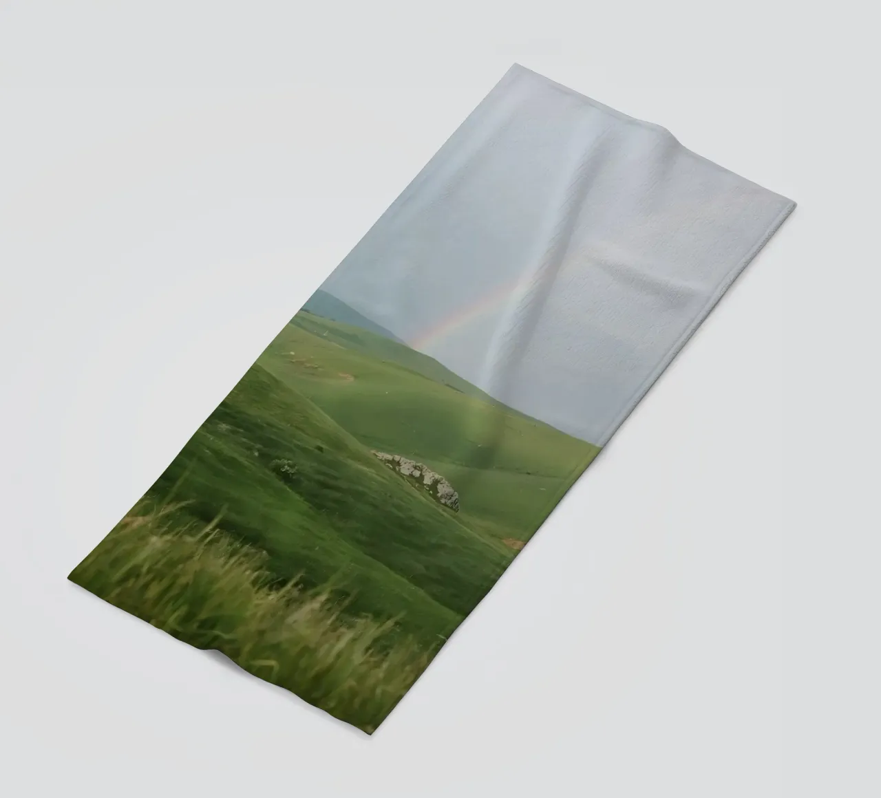 Colline verdi con arcobaleno e rocce telo mare da DesignDoodle