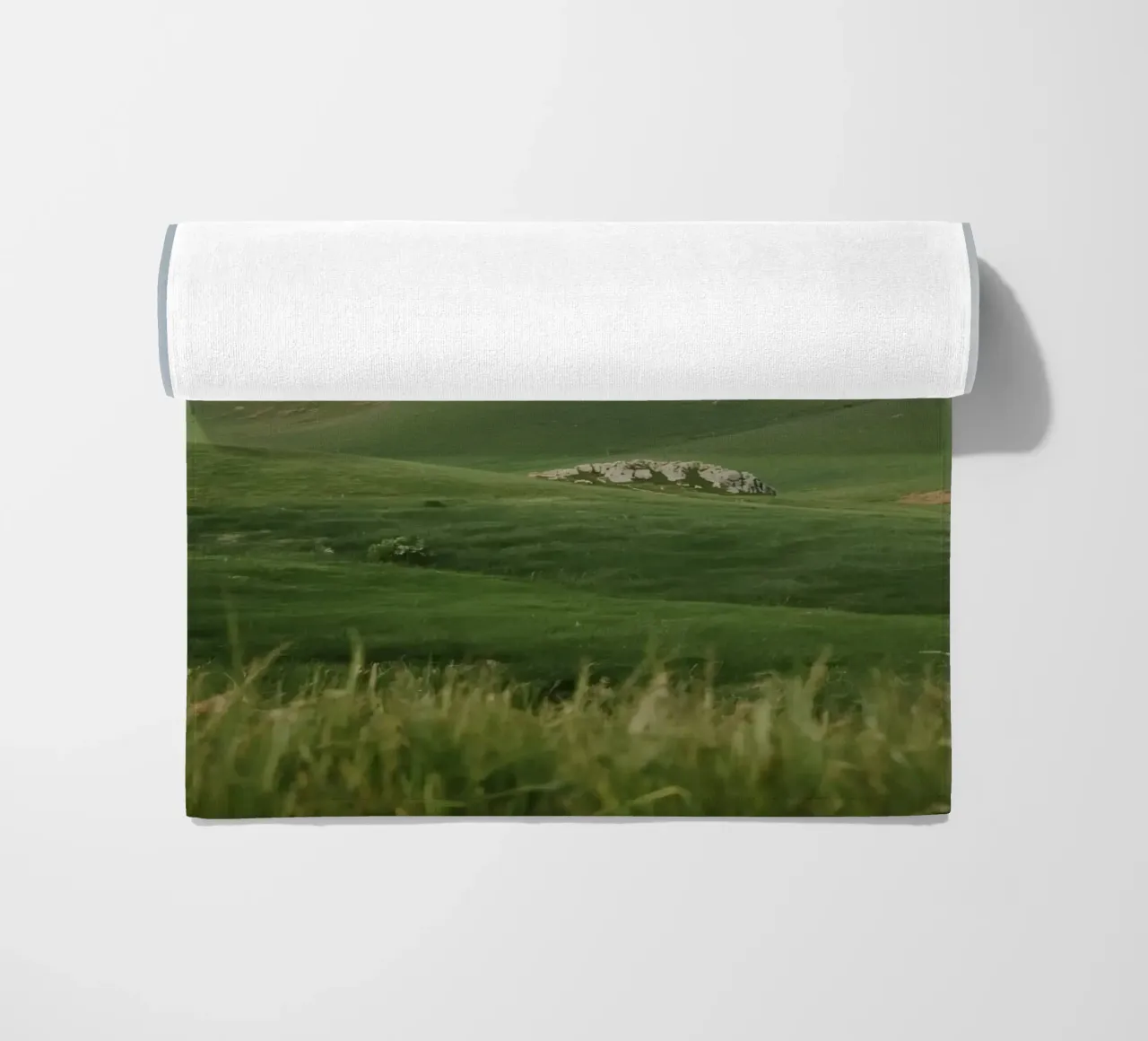 Colline verdi con arcobaleno e rocce telo mare da DesignDoodle