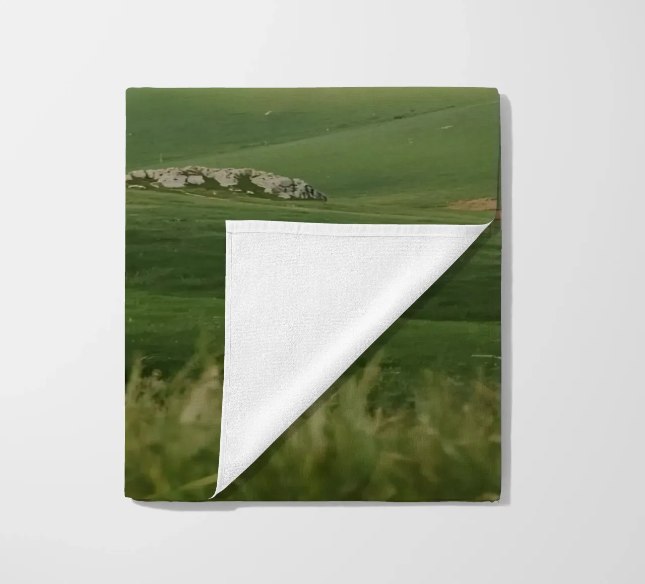 Colline verdi con arcobaleno e rocce telo mare da DesignDoodle
