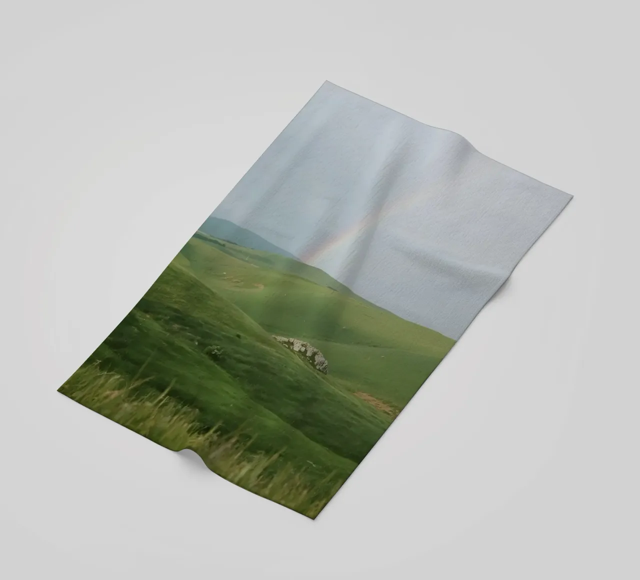 Colline verdi con arcobaleno e rocce telo mare da DesignDoodle