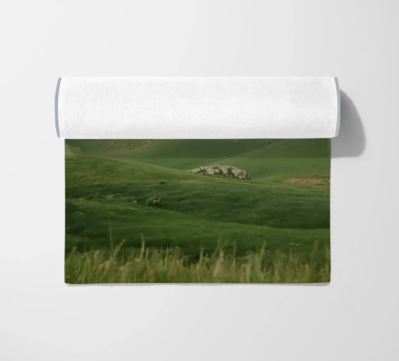 Colline verdi con arcobaleno e rocce telo mare da DesignDoodle