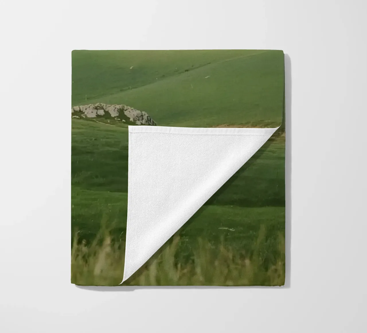 Colline verdi con arcobaleno e rocce telo mare da DesignDoodle