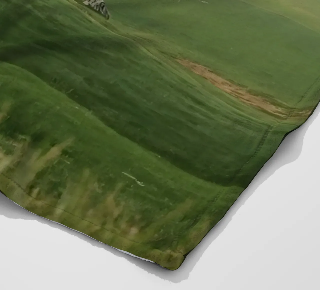 Colline verdi con arcobaleno e rocce coperta in pile da DesignDoodle