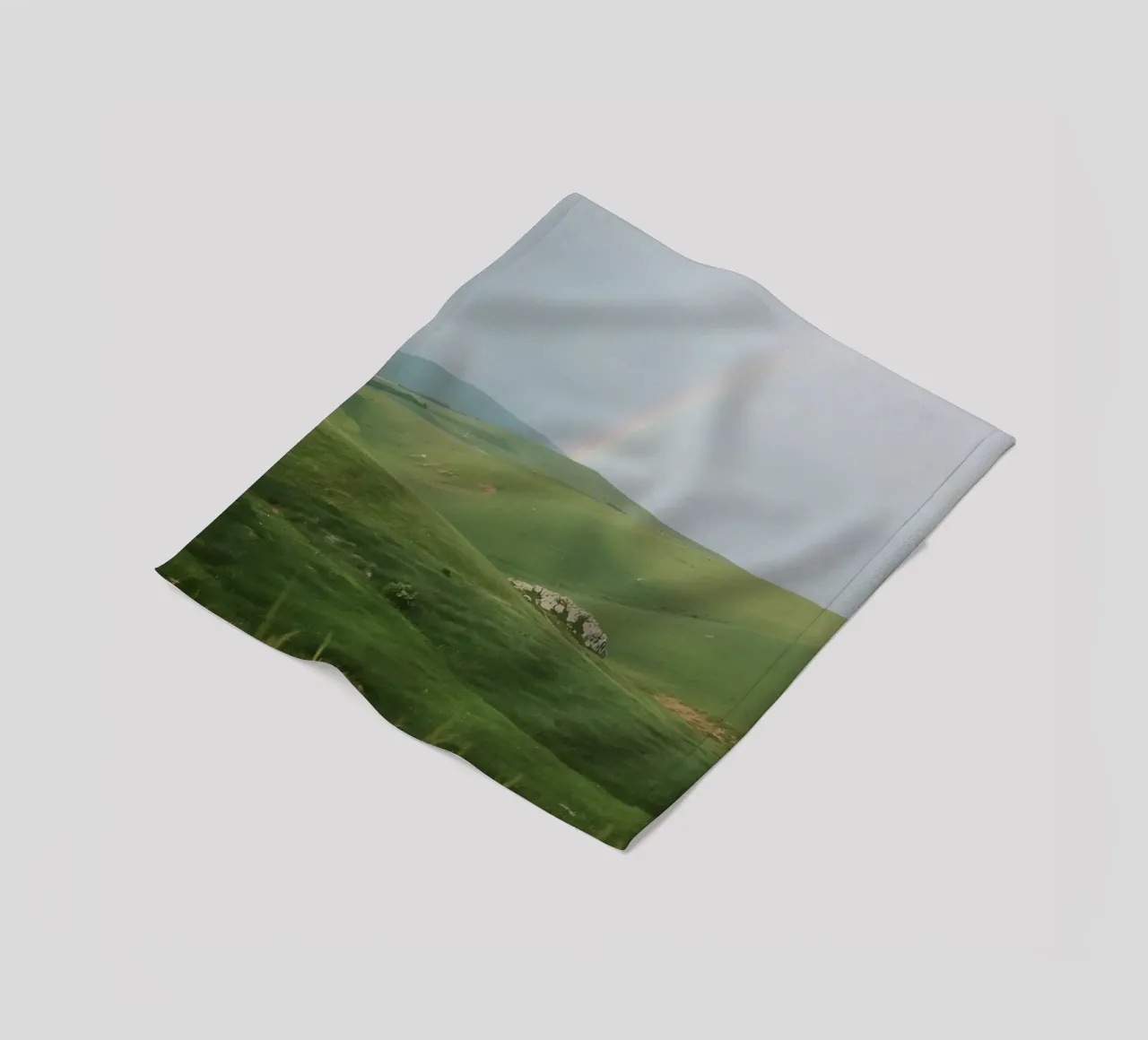 Colline verdi con arcobaleno e rocce coperta in pile da DesignDoodle