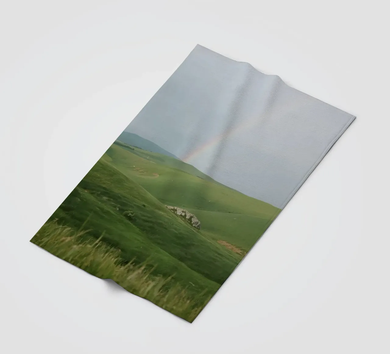 Colline verdi con arcobaleno e rocce coperta in pile da DesignDoodle