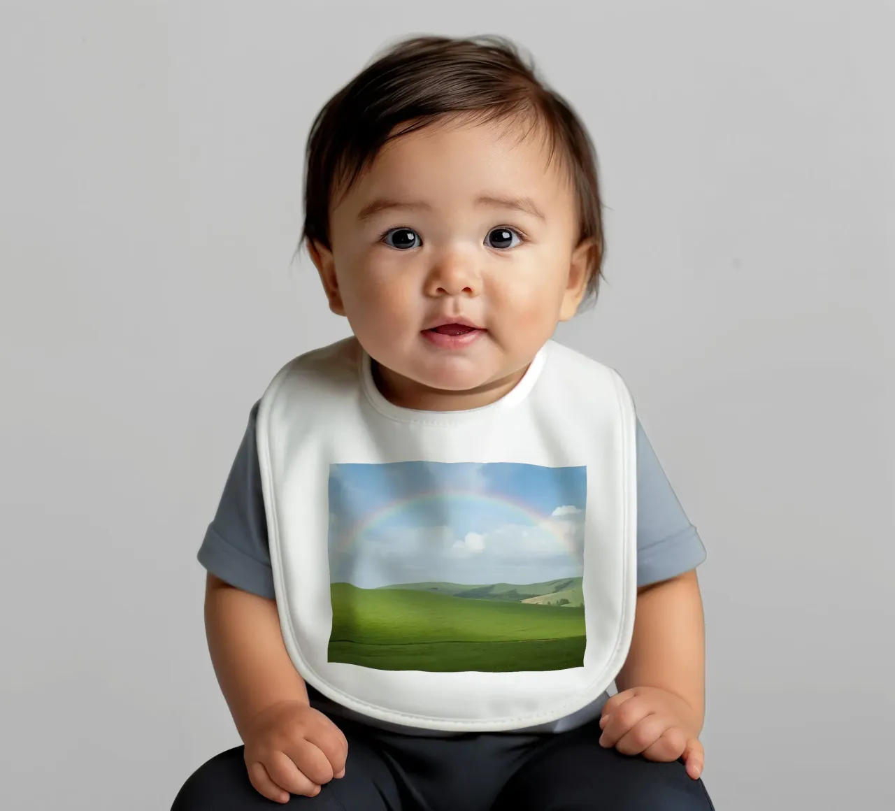 Colline verdi con arcobaleno bavaglino da DesignDoodle