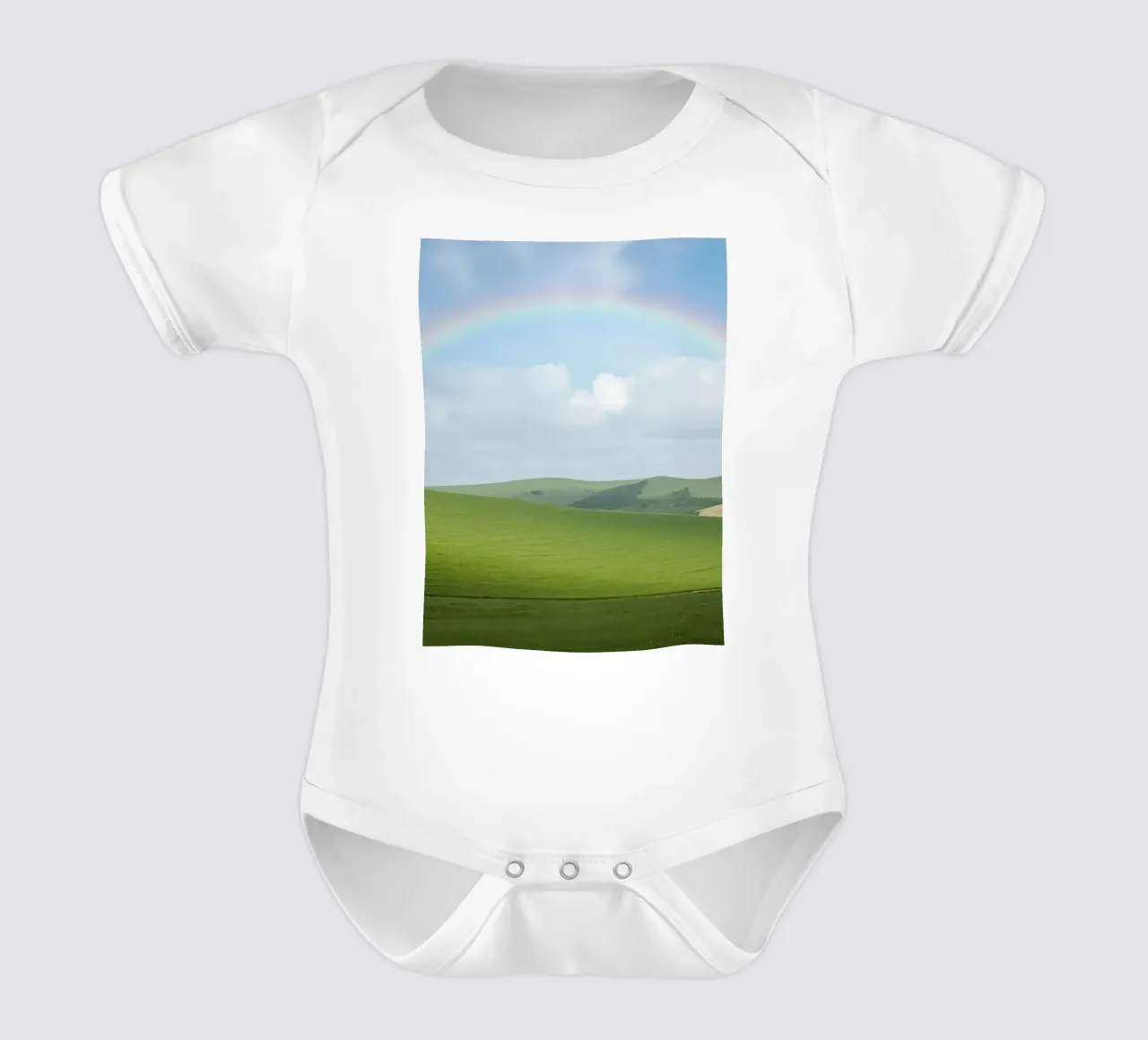 Colline verdi con arcobaleno body neonato maniche corte da DesignDoodle
