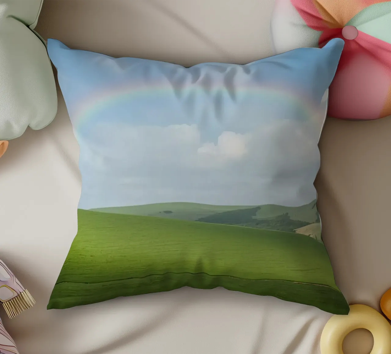 Colline verdi con arcobaleno cuscino da DesignDoodle