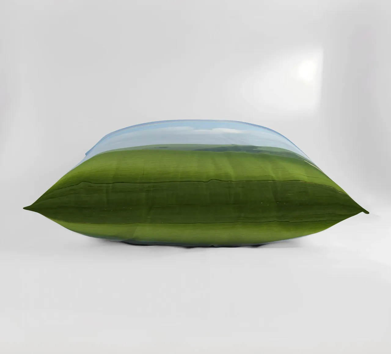 Colline verdi con arcobaleno cuscino da DesignDoodle