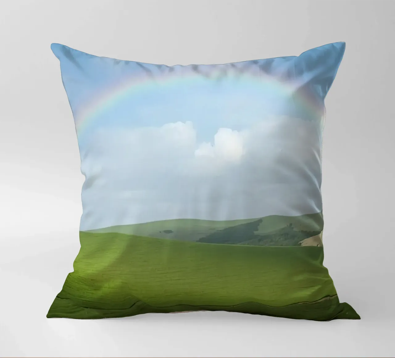 Colline verdi con arcobaleno cuscino da DesignDoodle