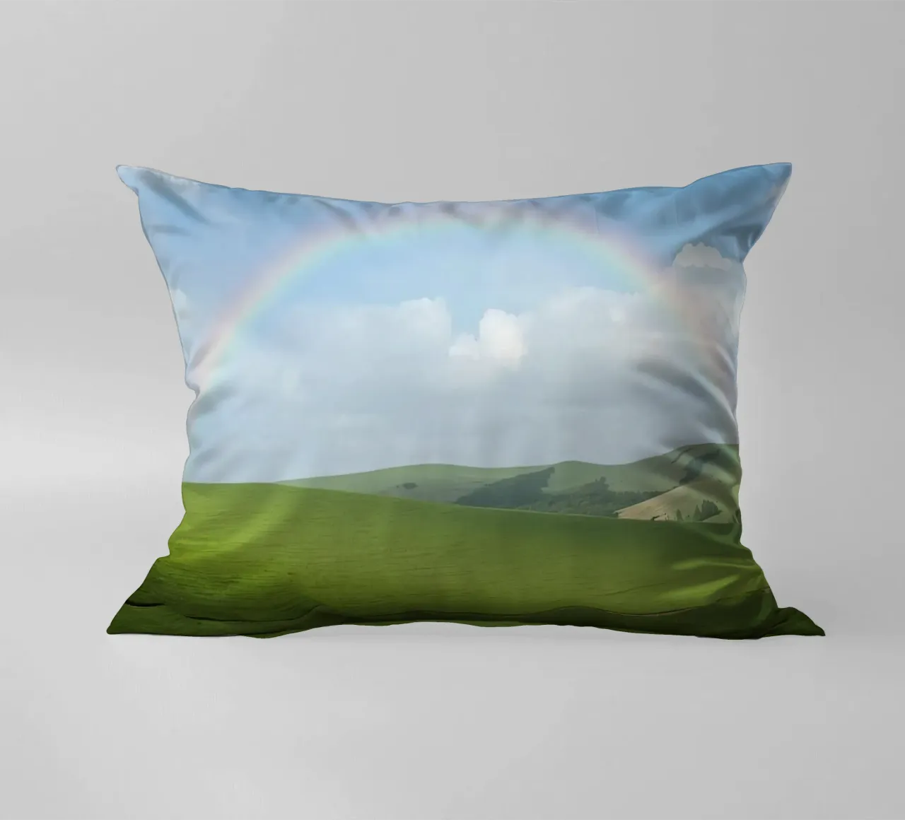 Colline verdi con arcobaleno cuscino da DesignDoodle