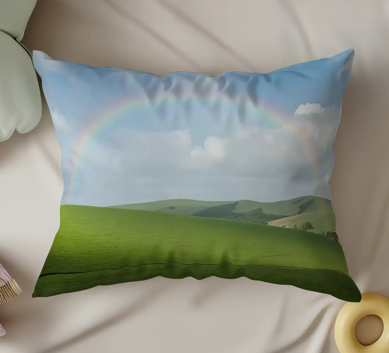 Colline verdi con arcobaleno cuscino da DesignDoodle