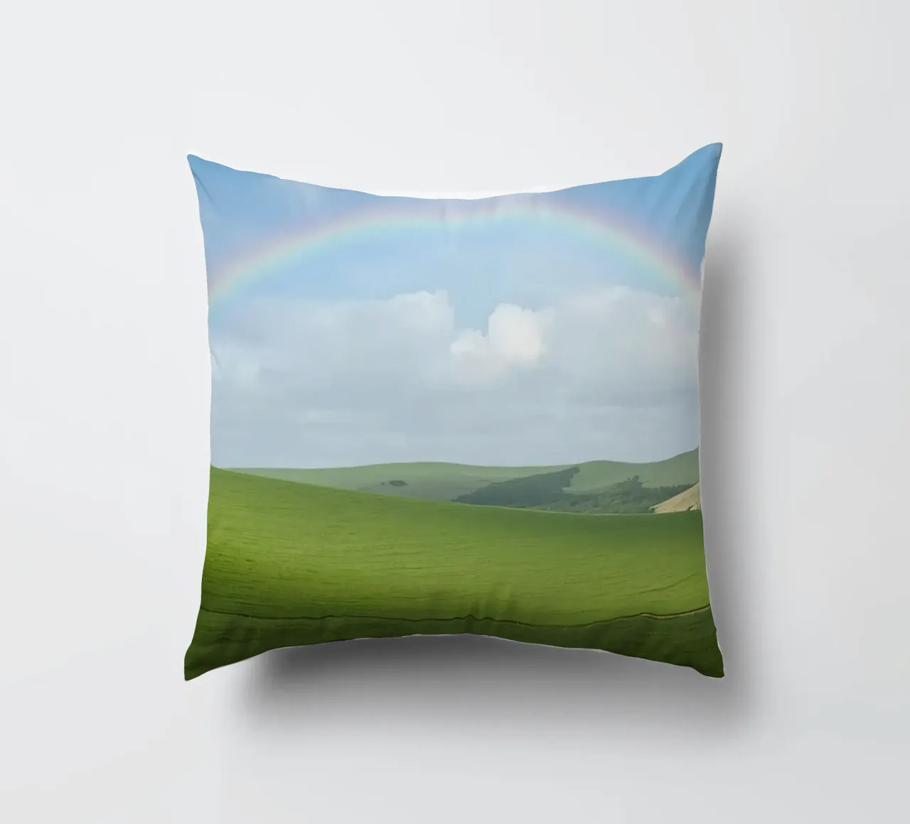Colline verdi con arcobaleno cuscino da DesignDoodle