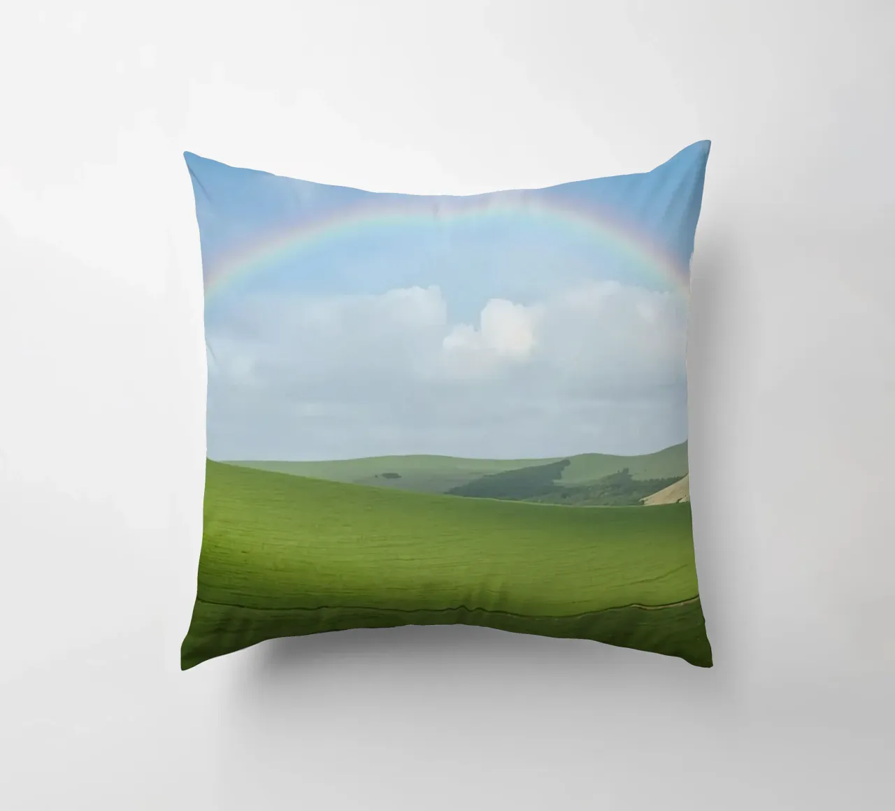 Colline verdi con arcobaleno cuscino da DesignDoodle