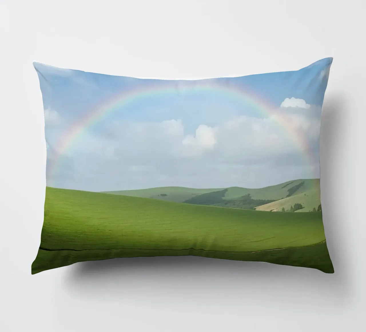 Colline verdi con arcobaleno cuscino da DesignDoodle