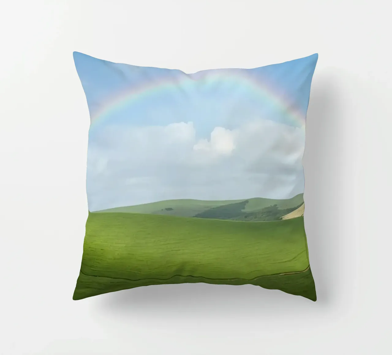 Colline verdi con arcobaleno cuscino da DesignDoodle