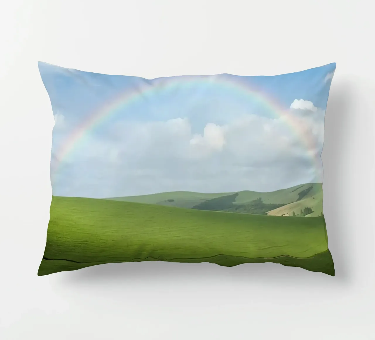 Colline verdi con arcobaleno cuscino da DesignDoodle