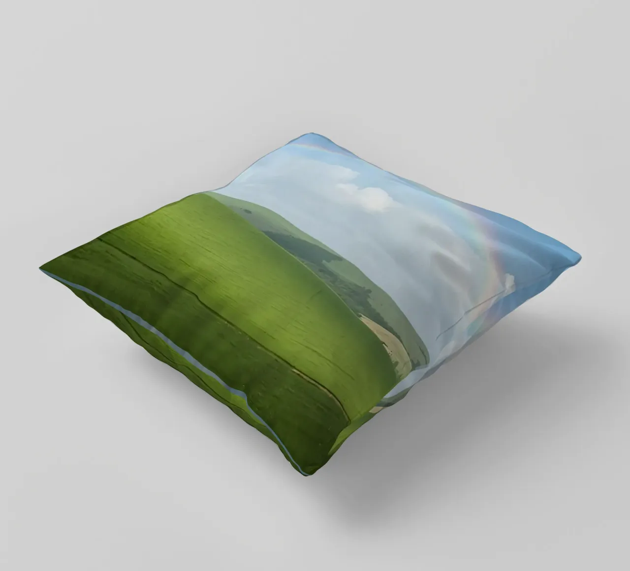 Colline verdi con arcobaleno cuscino da DesignDoodle