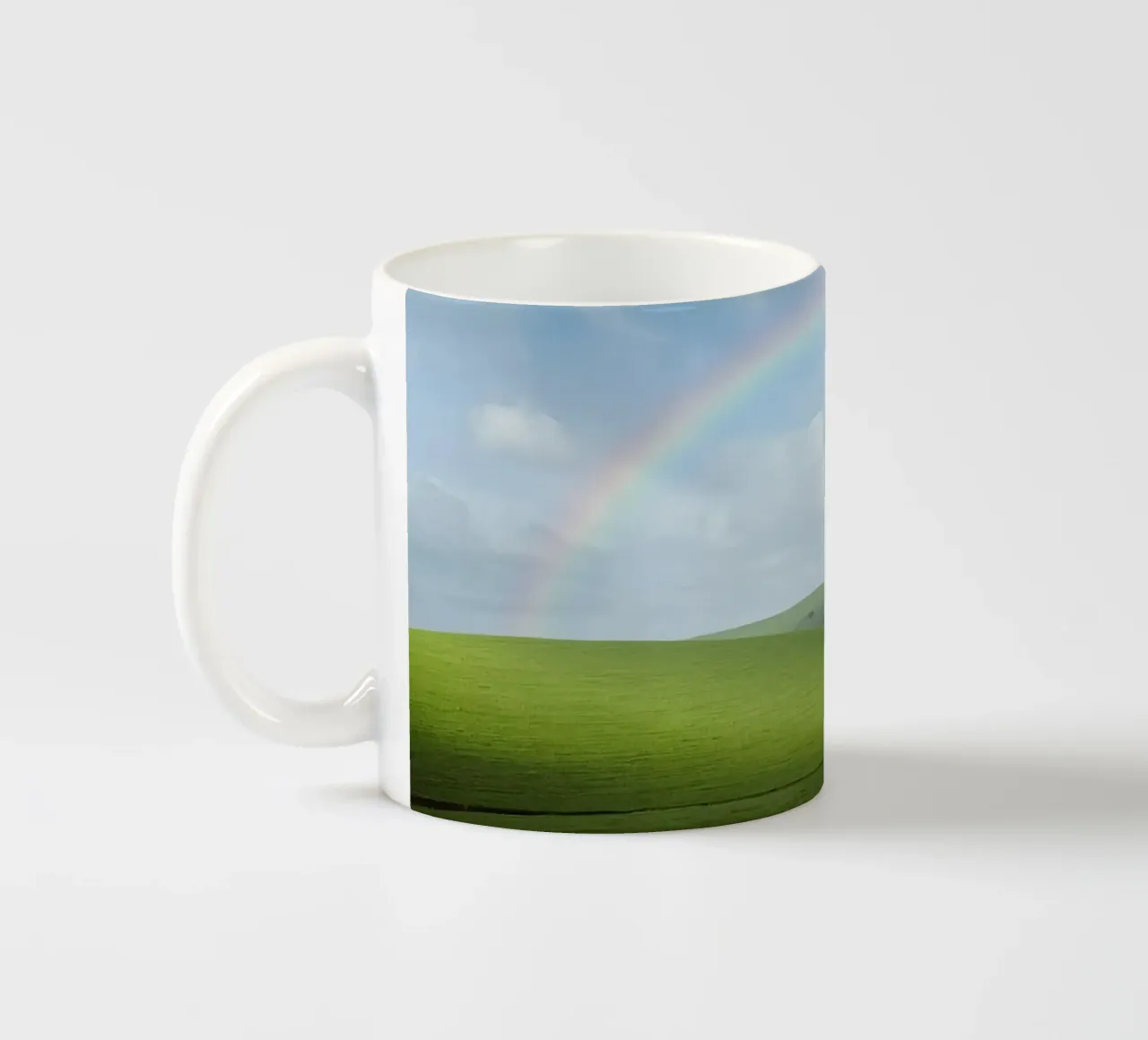 Colline verdi con arcobaleno tazza in ceramica da DesignDoodle