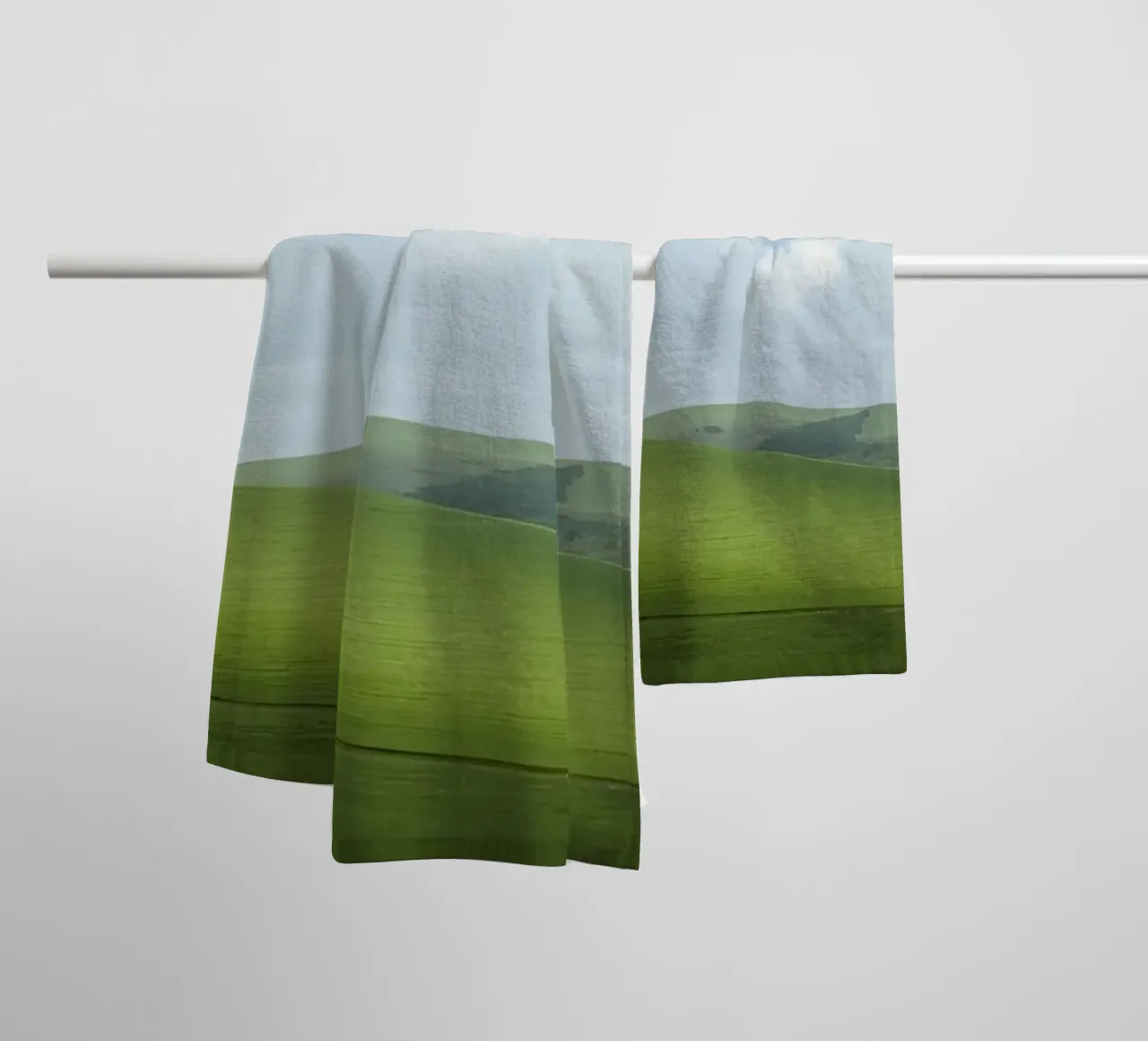 Colline verdi con arcobaleno asciugamano da bagno da DesignDoodle