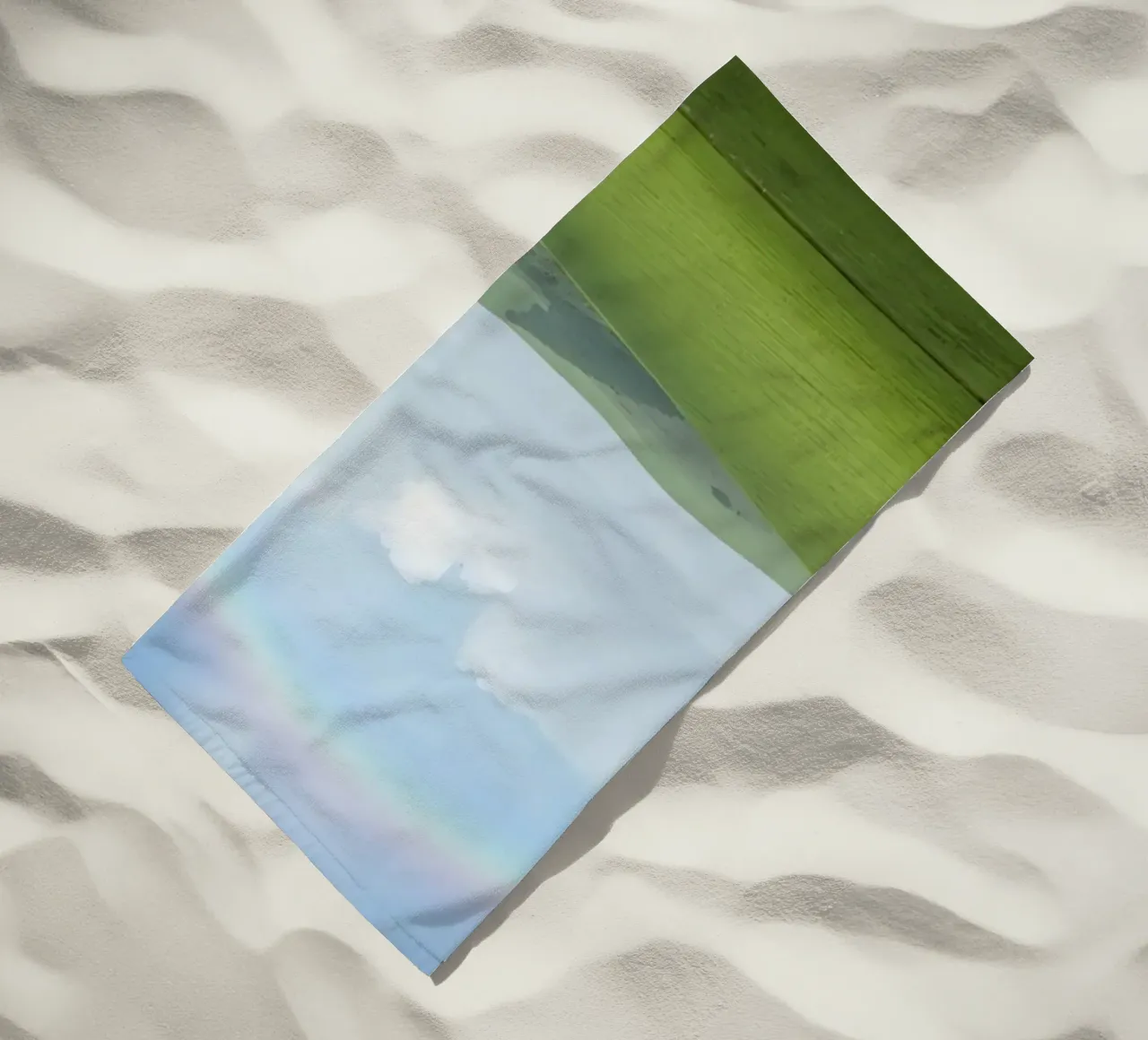 Colline verdi con arcobaleno telo mare da DesignDoodle