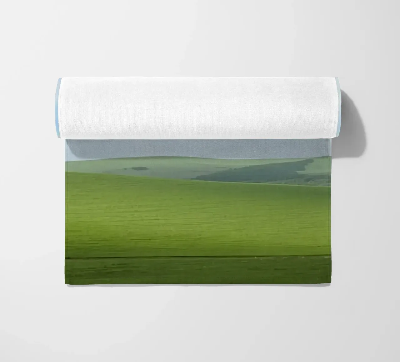 Colline verdi con arcobaleno telo mare da DesignDoodle
