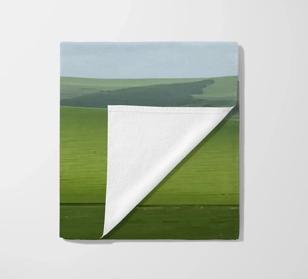 Colline verdi con arcobaleno telo mare da DesignDoodle