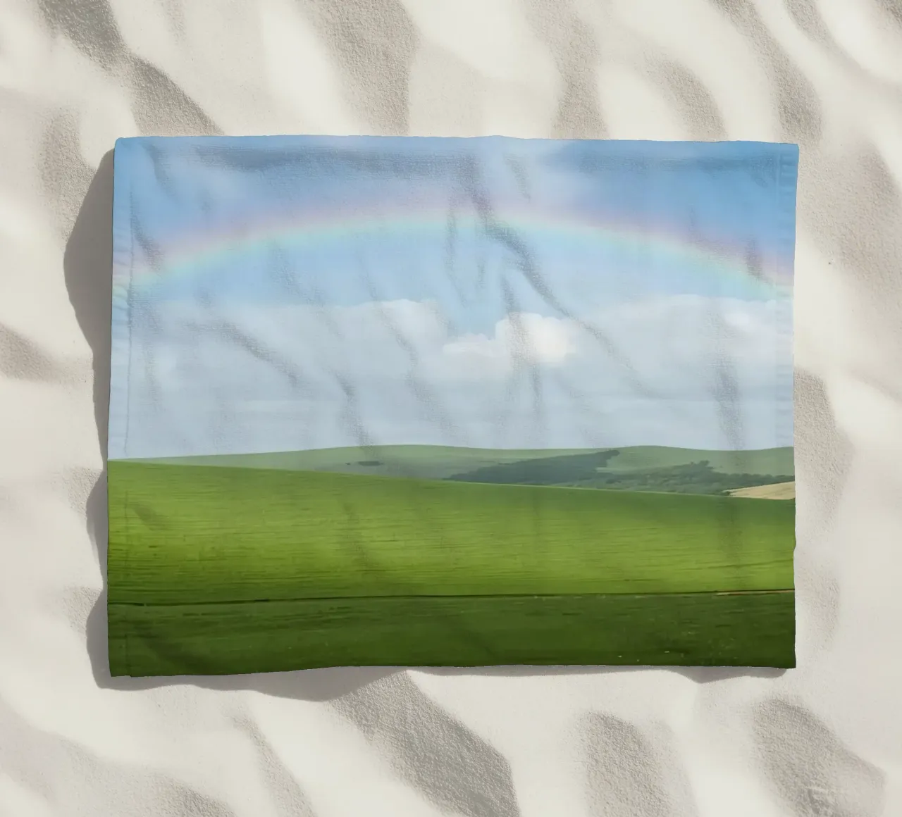 Colline verdi con arcobaleno telo mare da DesignDoodle