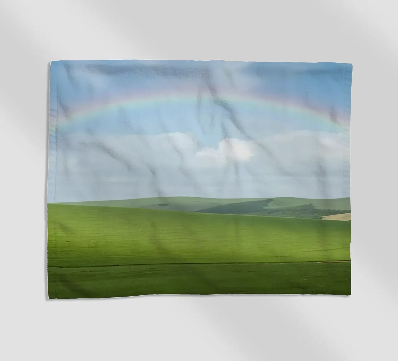 Colline verdi con arcobaleno telo mare da DesignDoodle