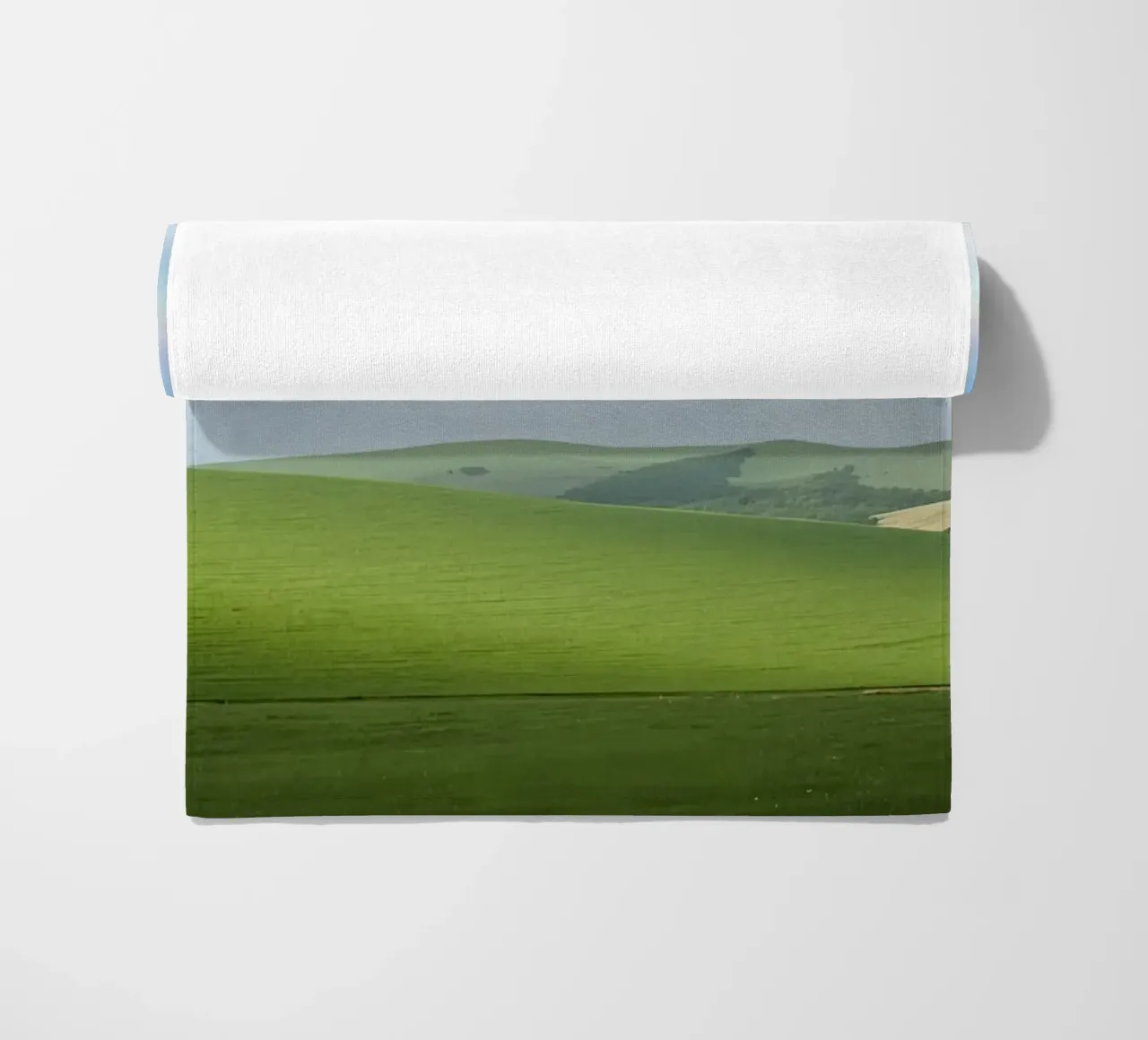 Colline verdi con arcobaleno telo mare da DesignDoodle